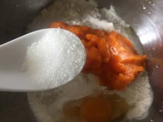 7、黄金小馒头,加入白糖