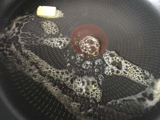 14、黄金小馒头,不粘锅里放入适量的黄油融化，你也可以用植物油。