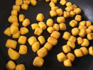 15、黄金小馒头,小火加入小馒头，盖锅盖焖一分钟，然后小火炒至略黄就可以出锅了。这么多食材要分两次炒哦。