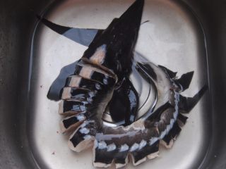 1、秘焖鲟龙鱼,.鲟龙鱼买的时候让鱼老板帮你处理好哦,老板会割掉它的3条硬筋,再切成小段,回来自己洗净后分割开就好啦