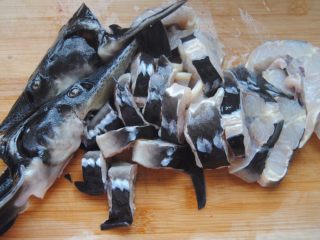 2、秘焖鲟龙鱼,全部分割好的鱼