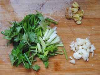3、秘焖鲟龙鱼,把香菜葱花,蒜末,姜末准备好