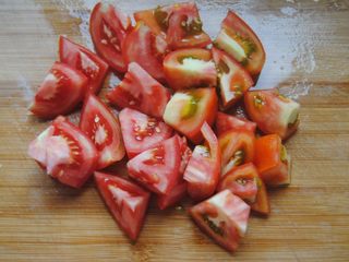 4、秘焖鲟龙鱼,番茄切滚刀块