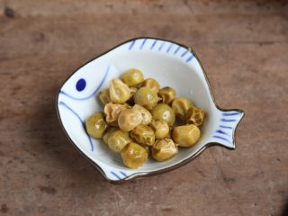 5、秘焖鲟龙鱼,准备好山黄皮,没有的话可以换成酸梅