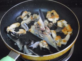 6、秘焖鲟龙鱼,鲟龙鱼块煎至两面金黄