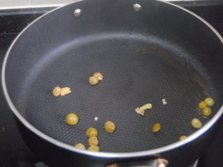 7、秘焖鲟龙鱼,热锅,放入适量的油