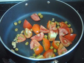 8、秘焖鲟龙鱼,倒入番茄和山黄皮翻炒片刻