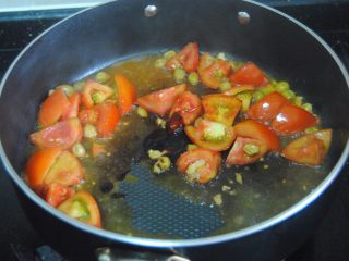 9、秘焖鲟龙鱼,把调料调入,翻炒均匀至番茄微软