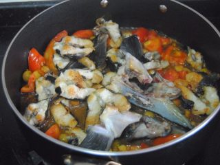 10、秘焖鲟龙鱼,倒入鲟龙鱼块,稍稍翻匀,盖上锅盖焖煮8分钟左右