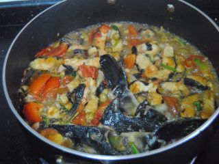 12、秘焖鲟龙鱼,翻炒均匀即可出锅