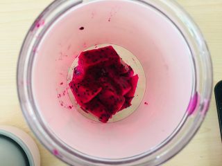 2、火龙果馒头,火龙果放入果汁杯。