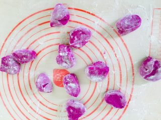 11、火龙果馒头,同样放适量面粉。