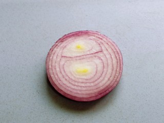 5、洋葱圈鸡蛋肉糜饼,洋葱切开,量可以增减。