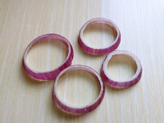 6、洋葱圈鸡蛋肉糜饼,慢慢的取下4个圈,把一层白色透明的皮剥掉。