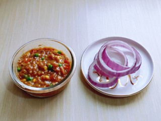 7、洋葱圈鸡蛋肉糜饼,准备工作完成。