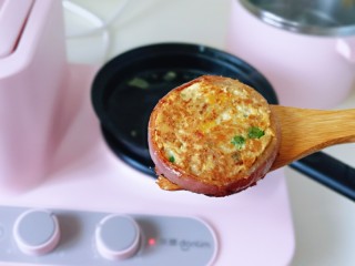 10、洋葱圈鸡蛋肉糜饼,中小档煎至两面金黄盛出,依次做完。