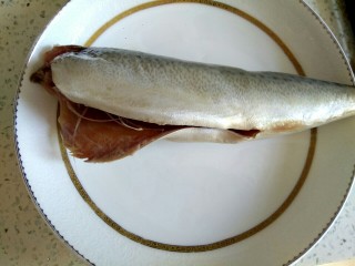 1、鲅鱼丸子汤,鲅鱼一条去头去内脏