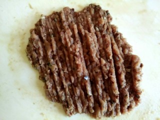 2、鲅鱼丸子汤,鲅鱼刺去掉，剩下鱼肉，用刀剁成泥