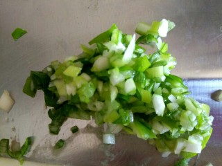 3、鲅鱼丸子汤,葱切碎