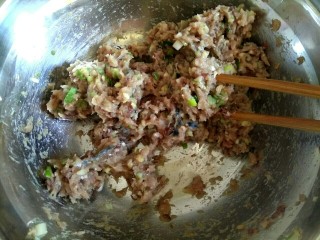 6、鲅鱼丸子汤,朝着一个方向划圈搅拌