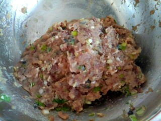 7、鲅鱼丸子汤,搅拌均匀