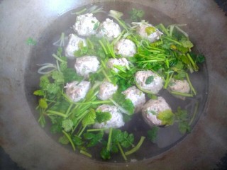 11、鲅鱼丸子汤,鱼丸全部飘起，放入香菜关火