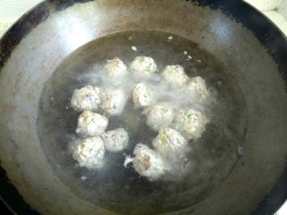 10、鲅鱼丸子汤,鱼丸全部做好，大火烧开