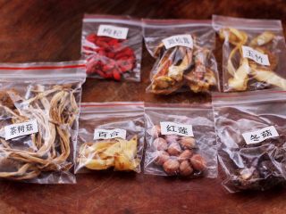 2、姬松茸板栗炖鸡汤,准备好炖汤的所有调料。
