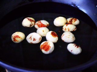 5、姬松茸板栗炖鸡汤,锅中倒入适量的清水,把板栗放到锅中,大火煮沸后煮2分钟左右关火,这个时候再把板栗捞出沥干水分后,再次去皮就特别容易了。