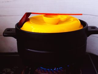 12、姬松茸板栗炖鸡汤,盖上砂锅盖子,小火炖煮1个小时后。