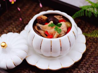 19、姬松茸板栗炖鸡汤,盛到碗里就可以开始享用啦。