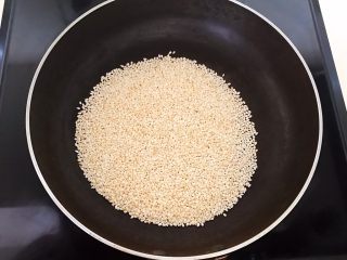 3、宝宝健康食谱  美味小零食夹心海苔,把白芝麻放入锅里小火炒熟
