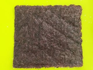 15、宝宝健康食谱  美味小零食夹心海苔,再盖上一张海苔，上面的这张海苔粗面向里