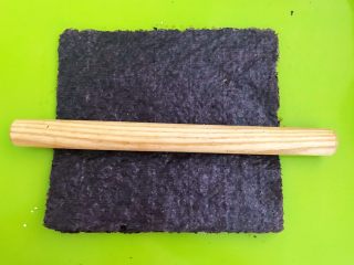 16、宝宝健康食谱  美味小零食夹心海苔,用擀面杖压实