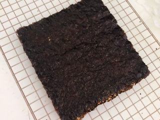 22、宝宝健康食谱  美味小零食夹心海苔,取出来晾凉