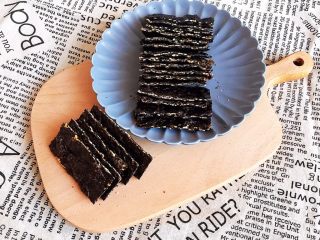 23、宝宝健康食谱  美味小零食夹心海苔,切成小块就可以吃了