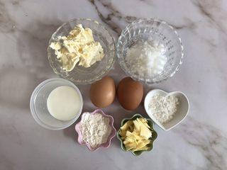 1、轻乳酪芝士蛋糕,准备好食材