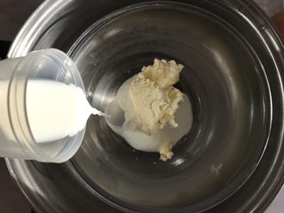 2、轻乳酪芝士蛋糕,奶油芝士和纯牛奶放入碗中，隔热水融化到没有颗粒