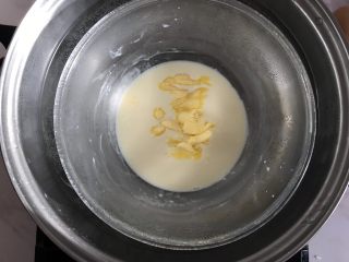 3、轻乳酪芝士蛋糕,加入黄油，搅拌均匀