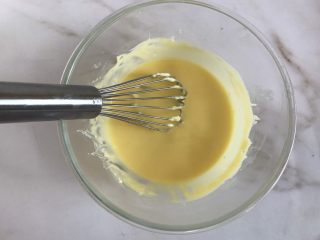 5、轻乳酪芝士蛋糕,搅拌均匀无颗粒