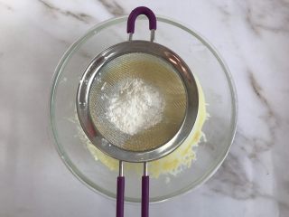 6、轻乳酪芝士蛋糕,筛入低筋面粉和玉米淀粉