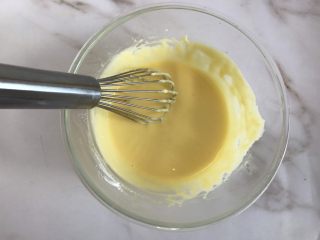 7、轻乳酪芝士蛋糕,搅拌均匀