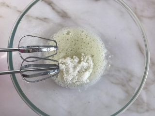 8、轻乳酪芝士蛋糕,两个蛋清打散后加入白砂糖继续打发