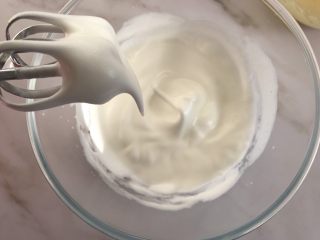 9、轻乳酪芝士蛋糕,打至图片状态即可