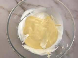 11、轻乳酪芝士蛋糕,然后倒入剩余蛋白糊中 翻拌均匀