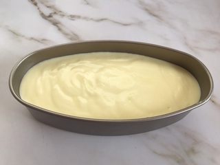 12、轻乳酪芝士蛋糕,倒入6寸固底不粘椭圆模具中