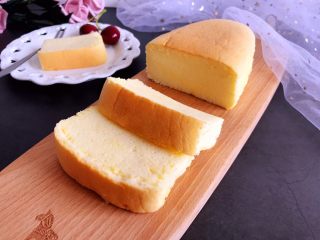 14、轻乳酪芝士蛋糕,烤熟后趁热脱模，冷却放冰箱冷藏四小时后口感更加