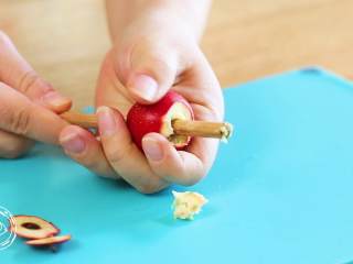 4、24m+自制冰糖葫芦（宝宝辅食）,接着，山楂去核，两头切掉一点，用筷子戳一下就可以轻松去掉了~