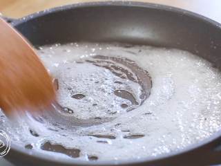 8、24m+自制冰糖葫芦（宝宝辅食）,熬啊熬啊熬，一直熬至糖变色~