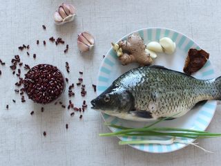 1、赤小豆鲫鱼豆腐汤-带带,准备好食材